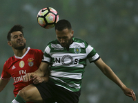 Benfica's forward Luis Fernandes 'Pizzi' (L)  vies with Sporting's defender Jefferson during the Portuguese League  football match between S...
