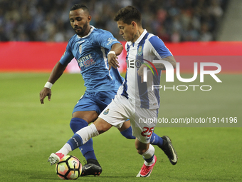 Feirense's player Edeson Farias (L) competes the ball with Porto's Brazilian midfielder Otavio (R) during the Premier League 2016/17 match b...