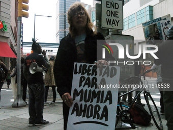 A Mumia Supporter holds a sign in Spanish calling for his freedom. Mumia was convicted in 1981 of the murder of police officer Daniel Faulkn...