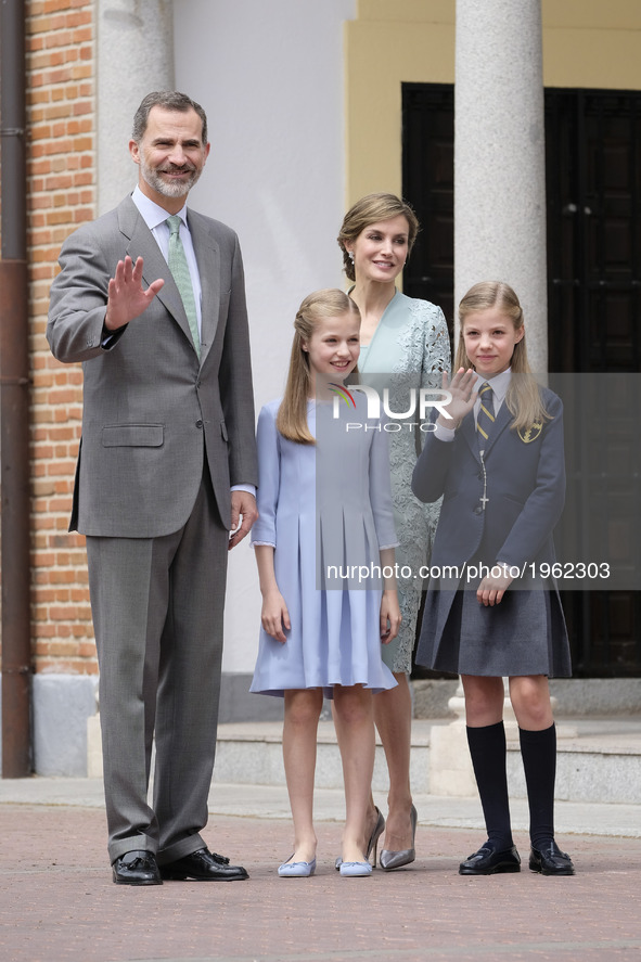 King Felipe VI of Spain, Queen Letizia of Spain,  Princess Sofia of Spain and Princess Leonor of Spain,  pose for the photographers before t...