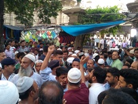 Indian local Muslim agitation and blocked the road at front of Tipu sultan masque and dimand immediately registration Tipu Sultan masque Sah...