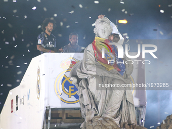 Sergio Ramos of Real Madrid CF kiss the statue of the godess of Cibeles at Cibeles square after winning the La liga title on May 21, 2017 in...