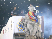 Sergio Ramos of Real Madrid CF kiss the statue of the godess of Cibeles at Cibeles square after winning the La liga title on May 21, 2017 in...