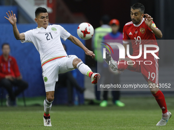 Alexander Samedov (R) of Russia national team and Luis Reyes of Mexico national team vie for the ball during the Group A - FIFA Confederatio...