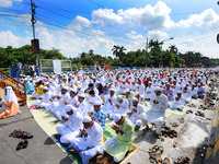 Indian Muslims offer prayers during Eid al-Fitr at Kolkata Fly Over on June 26,2017 in Kolkata,India. Muslims around the world are celebrati...