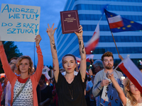 An anti-government candle-lit vigil in front of Krakow's District Court on Monday evening where hundreds gathered for the eighth consecutive...