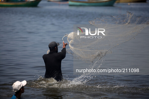 Palestinian fishermen return to sea, during a 72-hour truce in  Gaza City August 13, 2014. The threat of renewed war in Gaza loomed on Wedne...