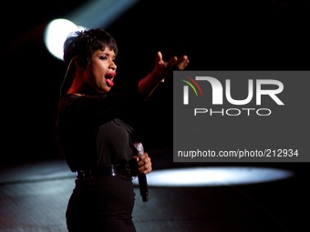 Jennifer Hudson entertains the donors at the benefit concert 