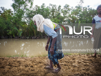 Rohingya ethnic minority elderly looking for temporary makeshift camp after crossing over from Myanmar into the Bangladesh side of the borde...