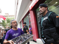 Spanish police Guardia Civil, stalks le local newspaper 