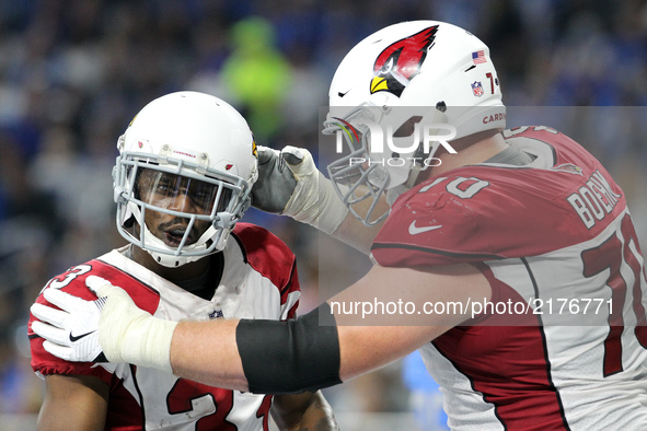 Arizona Cardinals running back Kerwynn Williams (33) is congratulated by Arizona Cardinals offensive guard Evan Boehm (70) after making a to...