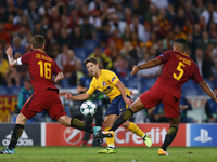 Luciano Vietto of Atletico in action between Daniele De Rossi of Roma and Juan Jesus of Roma during the UEFA Champions League Group C footba...