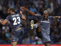 Besiktas' forward Ryan Babel (R) celebrates after scoring a goal with Besiktas' forward Cenk Tosun (L) during the FC Porto v Besiktas - UEFA...