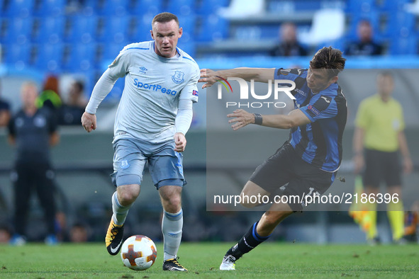 Wayne Rooney of Everton and Marten De Roon of Atalanta  during the UEFA Europa League Group E football match Atalanta vs Everton at The Stad...