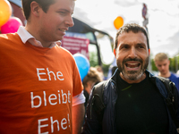 The SPD politician Alfonso Pantisano discusses with the activists of the bus tour in Berlin, Germany, on 15 September 2017. The bus tour of...