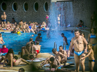 Bathers take advantage of the pools in Sao Paulo, Brazil, on September 15, 2017 on the hottest day of this winter with 32.9 ° C and air humi...