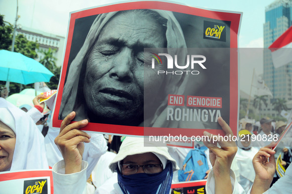 Indonesia Muslim organizations held a humanitarian action of Rohingya, in Jakarta, Indonesia, on September 16,2017. Bringing banners bearing...