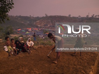 Rohingya family people prepare their makeshift tent at the Thenkhali refugee camp in Cox’s Bazar, Bangladesh September 16, 2017. Around 370,...