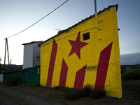 In the village of Tona (50 kms. north Barcelona), Spain, a big estelada (sign of Catalonia  independence) painted on the wall of a house on...