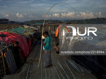 Rohingya refugee man try to make a tent at Thankhali refugee camp in Teknaf, cox’s Bazar 25 September 2017. According to UN more than 436,00...