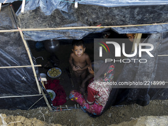 A Rohingya refugee family at Thankhali refugee camp in Teknaf, cox’s Bazar 25 September 2017. According to UN more than 436,000 Rohingya ref...