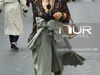 A guest poses during Paris Fashion Week Womenswear SS18 on September 26, 2017 in Paris, France.  (