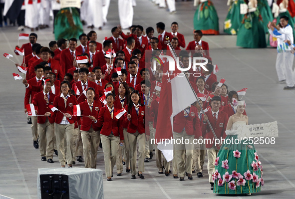 (140919) -- INCHEON, Sept. 19, 2014 () -- The delegation of Singapore enters the site during the opening ceremony of the 17th Asian Games at...