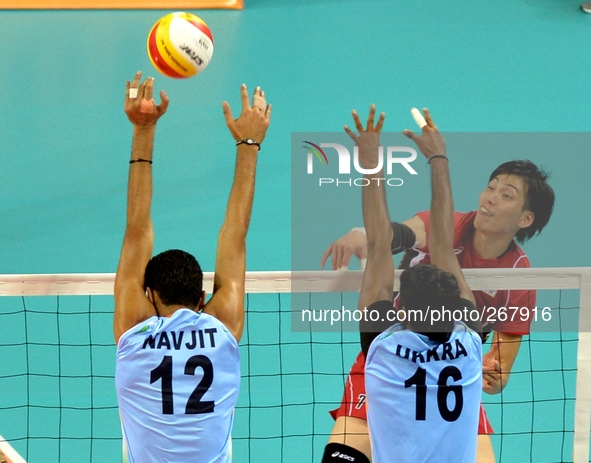 (141001) -- INCHEON, Oct. 1, 2014 () -- Koshikawa Yu (R) of Japan spikes during the men's volleyball quarterfinal match against India at the...