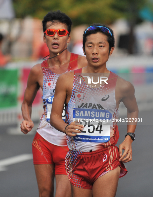 (141001) -- INCHEON, Oct. 01, 2014 () -- Tanii Takayuki (Front) of Japan competes during the men's 50km race walk of athletics at the 17th A...