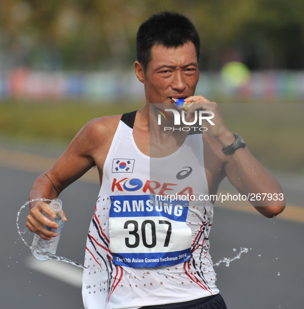 (141001) -- INCHEON, Oct. 01, 2014 () -- Park Chilsung of South Korea competes during the men's 50km race walk of athletics at the 17th Asia...