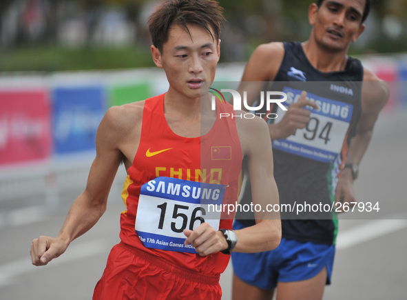 (141001) -- INCHEON, Oct. 01, 2014 () -- Wang Zhendong (L) of China competes during the men's 50km race walk of athletics at the 17th Asian...