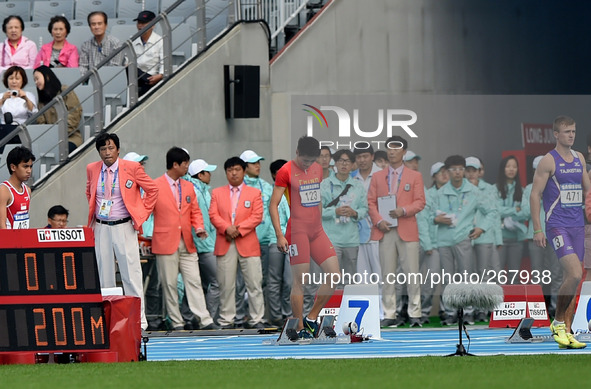 (141001) -- INCHEON, Oct. 01, 2014 () -- Xie Zhenye (C) of China is disqualified for the false start at the men's 200m semifinal match of at...