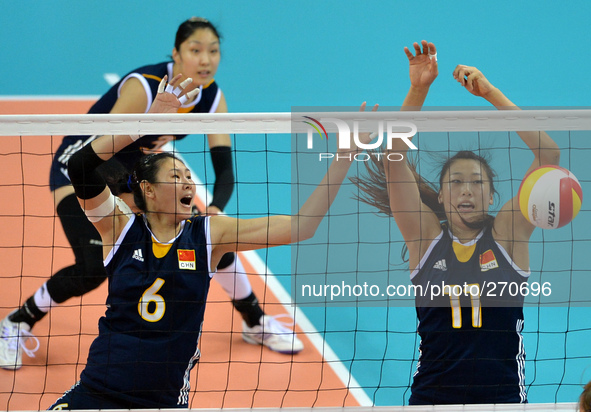 (141002) -- INCHEON, Oct. 2, 2014 () -- Yan Ni (L) and Liu Yanhan of China block during the women's volleyball final against South Korea at...