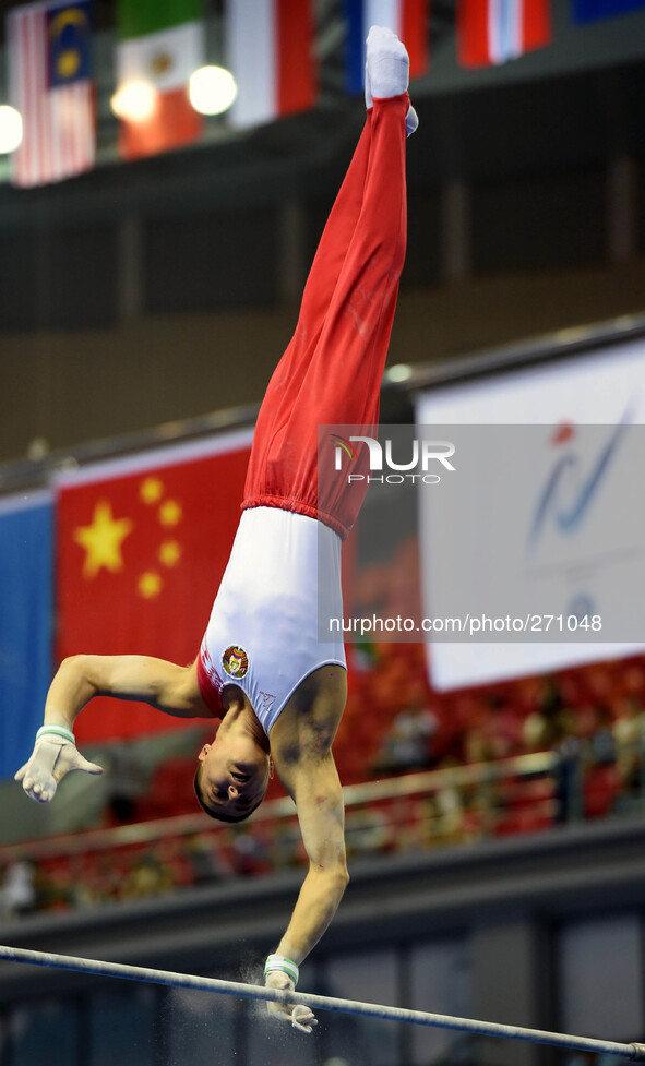 (141003) -- NANNING, Oct. 3, 2014 () -- Andrey Likhoviskiy from Belarus performs on the horizontal bar during the men's qualifying round of...