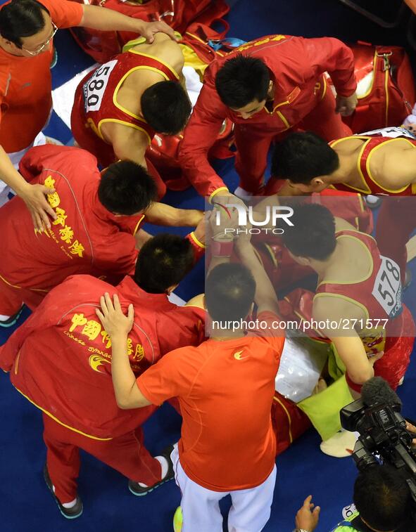 (141003) -- NANNING, Oct. 3, 2014 () -- Players of team China China encourage each other during the men's qualifying round of the 45th Gymna...