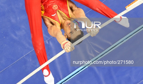 (141003) -- NANNING, Oct. 3, 2014 () -- Zhang Chenglong from China performs on the horizontal bar during the men's qualifying round of the 4...