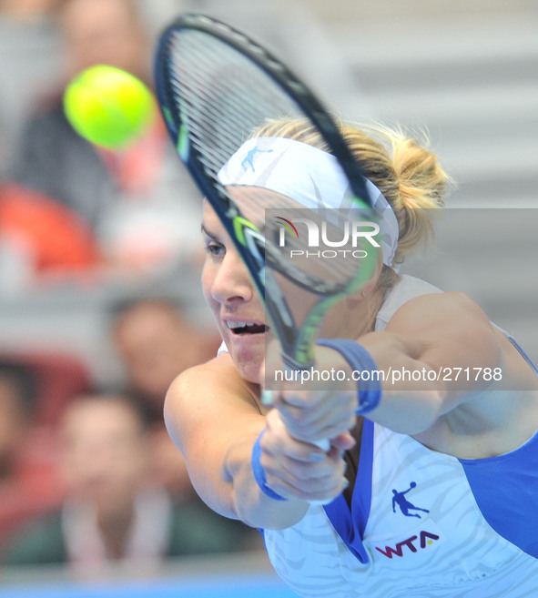 (141003) -- BEIJING, Oct. 3, 2014 () -- Svetlana Kuznetsova of Russia returns a hit during the women's quarterfinal match against her compat...