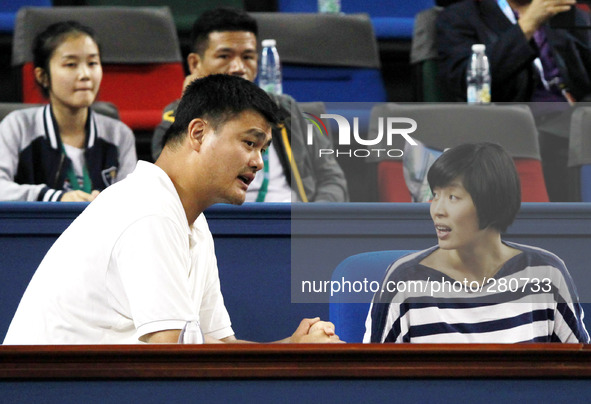 (141008) -- SHANGHAI, Oct. 8, 2014 () -- Former NBA star Yao Ming (L) and his wife Ye Li watch the men's singles second round match between...