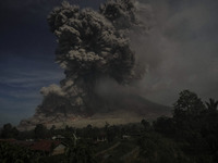 Volcanic spew from the Mount Sinabung seen from the Tiga Serangkai village, Simpang Empat Districk, Karo, North Sumatra. Indonesia. 9 Octobe...