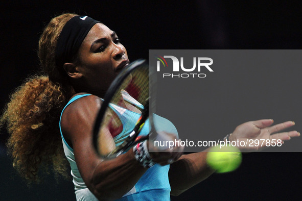 (141020) -- SINGAPORE, Oct. 20, 2014 () -- Serena Williams of the United States returns the ball during the round robin match of the WTA Fin...