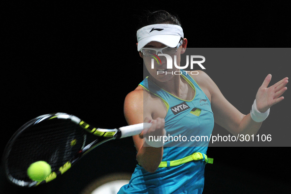 (141022) -- SINGAPORE, Oct. 22, 2014 () -- China's Zheng Saisai returns a shot during the Rising Stars Final of WTA Finals against Puerto Ri...