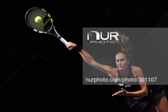 (141022) -- SINGAPORE, Oct. 22, 2014 () -- Puerto Rico's Monica Puig serves during the Rising Stars Final of WTA Finals against China's Zhen...