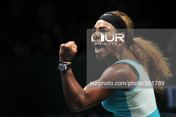 (141022) -- SINGAPORE, Oct. 22, 2014 () -- Serena Williams of the U.S. reacts during the round robin match of WTA finals against Romania's S...
