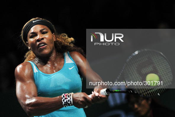 (141022) -- SINGAPORE, Oct. 22, 2014 () -- Serena Williams of the U.S. hits a return during the round robin match of WTA finals against Roma...
