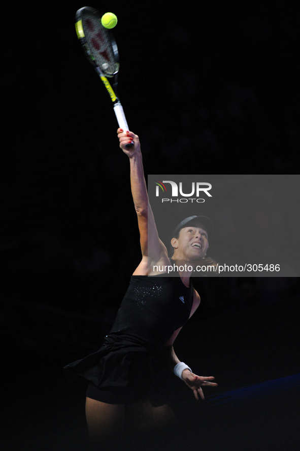 (141024) -- SINGAPORE, Oct. 24, 2014 () -- Serbia's Ana Ivanovic serves during the round robin match of the WTA Finals against Romania's Sim...