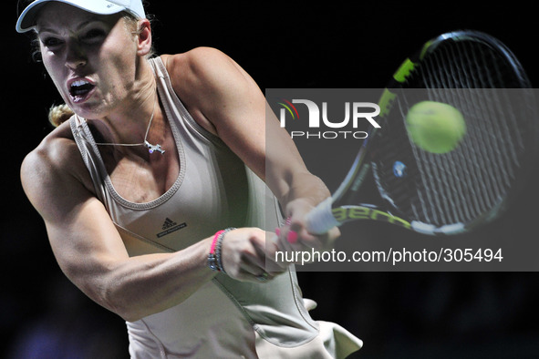 (141024) -- SINGAPORE, Oct. 24, 2014 () -- Denmark's Caroline Wozniacki returns the ball during the round robin match against Czech Republic...