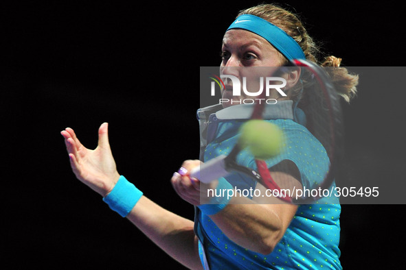 (141024) -- SINGAPORE, Oct. 24, 2014 () -- Czech Republic's Petra Kvitova returns the ball during the round robin match against Denmark's Ca...