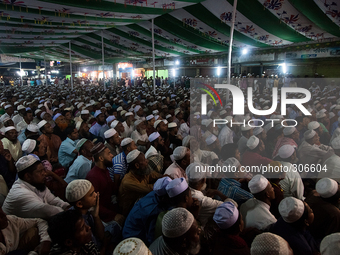 Huge number of people attended the meeting to listen to the speeches of the Islamic scholars.  (