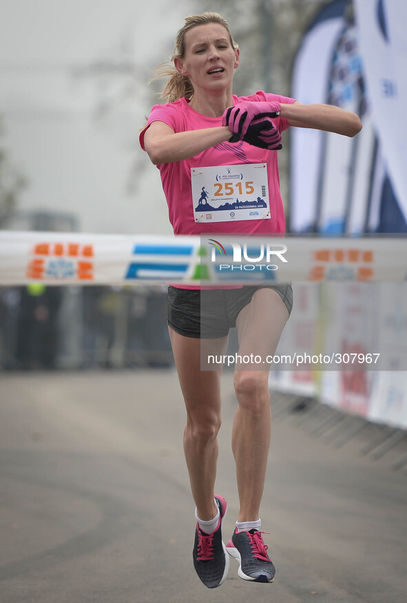 Polish runner Wioletta Frankiewicz wins PZU Cracovia half-marathon in 1h12'59''. Krakow, Poland. 26th October 2014, Photo credit: Artur Wida...