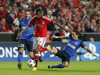 Benfica's midfielder Anderson Talisca (C) vies with Monaco's midfielder Jeremy Toulalan (L) and Monaco's midfielder Joao Moutinho (R) during...